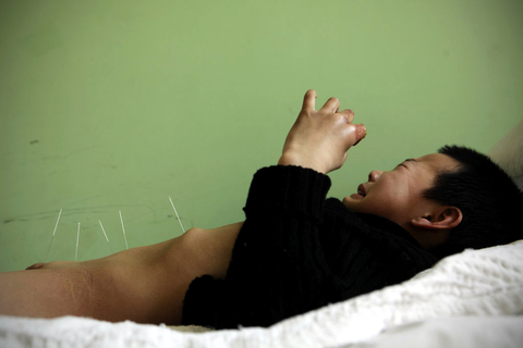 近日，有湖南、广东、四川等地的婴儿，在接种了深圳康泰生物制品股份有限公司出产的乙肝疫苗后，连续发生疑似异常反应。已至少发生6例疑似“疫苗致死”病例。国家食药监总局、省局已经下发通知，要求暂停使用康泰生物全部批次重组乙型肝炎疫苗产品。据统计，中国每年疫苗预防接种达10亿剂次。按照中国疾控中心主任王宇公布的疫苗不良反应概率是百万分之一到二，意味着每年要有超过1000个孩子患上各种疫苗后遗症，留下终身残疾。从公共卫生的角度来看，也许这个数字微不足道，但对于每个不幸的家庭而言，却是百分之百的苦难。