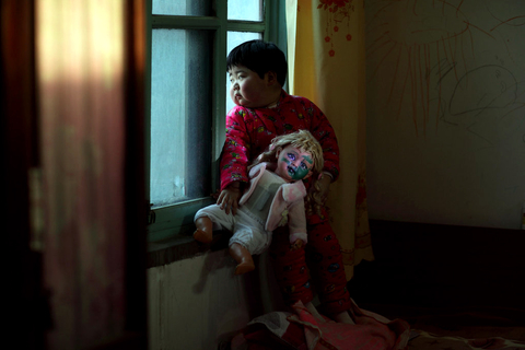 近日，有湖南、广东、四川等地的婴儿，在接种了深圳康泰生物制品股份有限公司出产的乙肝疫苗后，连续发生疑似异常反应。已至少发生6例疑似“疫苗致死”病例。国家食药监总局、省局已经下发通知，要求暂停使用康泰生物全部批次重组乙型肝炎疫苗产品。据统计，中国每年疫苗预防接种达10亿剂次。按照中国疾控中心主任王宇公布的疫苗不良反应概率是百万分之一到二，意味着每年要有超过1000个孩子患上各种疫苗后遗症，留下终身残疾。从公共卫生的角度来看，也许这个数字微不足道，但对于每个不幸的家庭而言，却是百分之百的苦难。