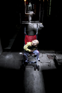 近日，有湖南、广东、四川等地的婴儿，在接种了深圳康泰生物制品股份有限公司出产的乙肝疫苗后，连续发生疑似异常反应。已至少发生6例疑似“疫苗致死”病例。国家食药监总局、省局已经下发通知，要求暂停使用康泰生物全部批次重组乙型肝炎疫苗产品。据统计，中国每年疫苗预防接种达10亿剂次。按照中国疾控中心主任王宇公布的疫苗不良反应概率是百万分之一到二，意味着每年要有超过1000个孩子患上各种疫苗后遗症，留下终身残疾。从公共卫生的角度来看，也许这个数字微不足道，但对于每个不幸的家庭而言，却是百分之百的苦难。