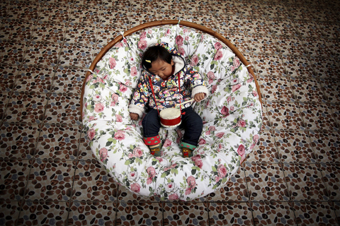 近日，有湖南、广东、四川等地的婴儿，在接种了深圳康泰生物制品股份有限公司出产的乙肝疫苗后，连续发生疑似异常反应。已至少发生6例疑似“疫苗致死”病例。国家食药监总局、省局已经下发通知，要求暂停使用康泰生物全部批次重组乙型肝炎疫苗产品。据统计，中国每年疫苗预防接种达10亿剂次。按照中国疾控中心主任王宇公布的疫苗不良反应概率是百万分之一到二，意味着每年要有超过1000个孩子患上各种疫苗后遗症，留下终身残疾。从公共卫生的角度来看，也许这个数字微不足道，但对于每个不幸的家庭而言，却是百分之百的苦难。