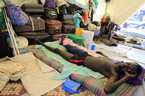 当地时间12月24日，自南苏丹首都朱巴一周前爆发武装冲突以来，该国局势日趋紧迫，据联合国人道协调厅24日公布的最新数据，南苏丹境内目前约有超过8.1万人流离失所，实际数字可能更高，其中4.5万暂住在联合国南苏丹特派团营地避难。    CFP