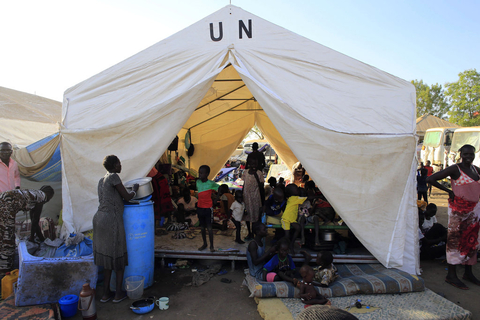 当地时间12月24日，自南苏丹首都朱巴一周前爆发武装冲突以来，该国局势日趋紧迫，据联合国人道协调厅24日公布的最新数据，南苏丹境内目前约有超过8.1万人流离失所，实际数字可能更高，其中4.5万暂住在联合国南苏丹特派团营地避难。    CFP