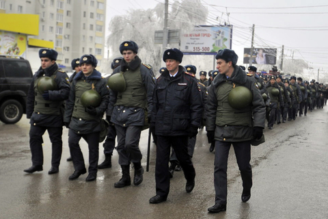 当地时间12月30日，俄罗斯伏尔加格勒一辆无轨电车发生爆炸，爆炸已致15人死亡。当地调查人员表示，这次袭击是“又一次恐怖袭击”，因嫌疑人与29日车站爆炸案中一名被目击者极为类似。俄媒体称，这起事件属于恐怖袭击，炸弹被放置在车厢内。29日，一名女性自杀袭击者在伏尔加格勒火车站引爆炸弹，导致至少16人死亡，数十人受伤。    CFP