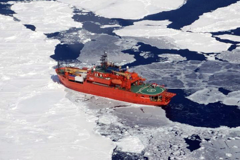 1月2日消息，在多次推迟之后，对俄罗斯科考船的救援行动终于启动。俄罗斯科考队领队在“推特”中发布消息称，来自中国“雪龙”号破冰船的直升机已经飞抵“绍卡利斯基院士”号。他表示：“我们100%可以离开这里了！谢谢所有人。”“绍卡利斯基院士”号被困南极已有一周多的时间，中国、澳大利亚和法国的3艘破冰船此前的救援行动均因天气原因以及冰层厚度超出破冰能力而告失败。     CFP