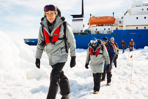 当地时间1月2日，南极洲，从中国“雪龙”号科考船起飞的“雪鹰12”直升机，2日已成功将所有52名被困乘客从俄罗斯“绍卡利斯基院士”号撤离到澳大利亚“南极光”号救援船附近的冰面上。“绍卡利斯基院士”号被困南极已有一周多的时间，中国、澳大利亚和法国的3艘破冰船此前的救援行动均因天气原因以及冰层厚度超出破冰能力而告失败。    CFP