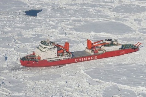 2014年1月3日，“雪龙”号停泊在南极浮冰区。