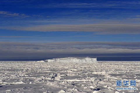 2014年1月3日，“雪龙”号停泊在南极浮冰区。