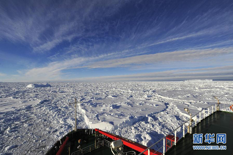 2014年1月3日，“雪龙”号停泊在南极浮冰区。