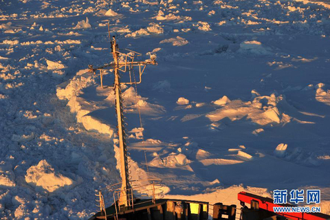 2014年1月3日，“雪龙”号停泊在南极浮冰区。