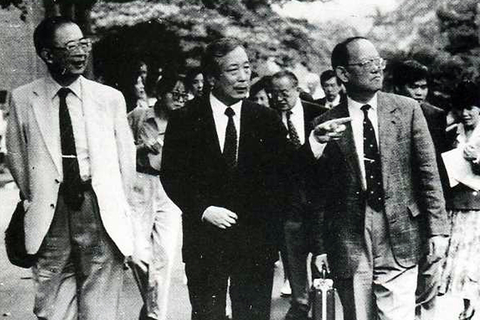 中共中央、国务院1月10日在北京人民大会堂举行2013年度国家科学技术奖励大会。张存浩和程开甲共同荣获2012年度国家最高科学技术奖。图为张存浩（左）和程开甲（右）。