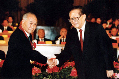 中共中央、国务院1月10日在北京人民大会堂举行2013年度国家科学技术奖励大会。张存浩和程开甲共同荣获2012年度国家最高科学技术奖。图为张存浩（左）和程开甲（右）。