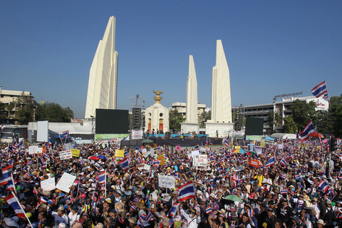 当地时间2014年1月13日，泰国反政府示威游行者开始“封锁曼谷”行动。