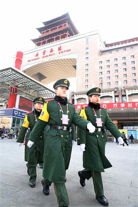 北京西站春运执勤武警躺地上午休
