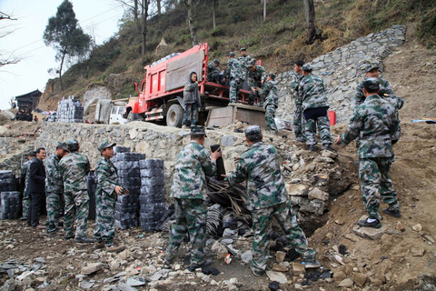 截至1月27日清晨，贵州镇远受灾报京侗寨火灾发生后，救灾救济物资筹备组已调拨发放296顶帐篷、1015床棉被、1150件棉衣、1180件夹克上衣、984双胶鞋、35000斤大米，各级下拨的救灾资金200余万元现金陆续到位中。在救灾现场，已经完成水、电、路三通，修建了厕所，解决了灾民的基本生活用具。    杨兴朝/CFP