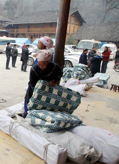 截至1月27日清晨，贵州镇远受灾报京侗寨火灾发生后，救灾救济物资筹备组已调拨发放296顶帐篷、1015床棉被、1150件棉衣、1180件夹克上衣、984双胶鞋、35000斤大米，各级下拨的救灾资金200余万元现金陆续到位中。在救灾现场，已经完成水、电、路三通，修建了厕所，解决了灾民的基本生活用具。    杨兴朝/CFP