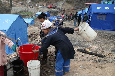 截至1月27日清晨，贵州镇远受灾报京侗寨火灾发生后，救灾救济物资筹备组已调拨发放296顶帐篷、1015床棉被、1150件棉衣、1180件夹克上衣、984双胶鞋、35000斤大米，各级下拨的救灾资金200余万元现金陆续到位中。在救灾现场，已经完成水、电、路三通，修建了厕所，解决了灾民的基本生活用具。    杨兴朝/CFP