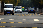 武汉200米道路设12个减速带 车子“蹦”着跑
