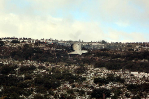 当地时间2月11日,阿尔及利亚一架载有军人及其家属的军用运输机坠毁,造成77人遇难。据阿尔及利亚国家电视台画面显示,飞机坠毁在该国东部的Ouled Gacem村附近,飞机残骸冒出黑烟。此前,军方消息人士对阿尔及利亚通讯社称机上103人全部遇难。但阿尔及利亚国防部称,此次飞机坠毁事故造成77人遇难。国防部称已经成立专门委员会调查事故原因。