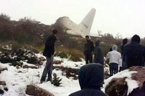 当地时间2月11日,阿尔及利亚一架载有军人及其家属的军用运输机坠毁,造成77人遇难。据阿尔及利亚国家电视台画面显示,飞机坠毁在该国东部的Ouled Gacem村附近,飞机残骸冒出黑烟。此前,军方消息人士对阿尔及利亚通讯社称机上103人全部遇难。但阿尔及利亚国防部称,此次飞机坠毁事故造成77人遇难。国防部称已经成立专门委员会调查事故原因。