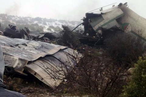 当地时间2月11日,阿尔及利亚一架载有军人及其家属的军用运输机坠毁,造成77人遇难。据阿尔及利亚国家电视台画面显示,飞机坠毁在该国东部的Ouled Gacem村附近,飞机残骸冒出黑烟。此前,军方消息人士对阿尔及利亚通讯社称机上103人全部遇难。但阿尔及利亚国防部称,此次飞机坠毁事故造成77人遇难。国防部称已经成立专门委员会调查事故原因。