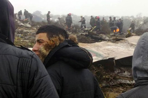 当地时间2月11日,阿尔及利亚一架载有军人及其家属的军用运输机坠毁,造成77人遇难。据阿尔及利亚国家电视台画面显示,飞机坠毁在该国东部的Ouled Gacem村附近,飞机残骸冒出黑烟。此前,军方消息人士对阿尔及利亚通讯社称机上103人全部遇难。但阿尔及利亚国防部称,此次飞机坠毁事故造成77人遇难。国防部称已经成立专门委员会调查事故原因。