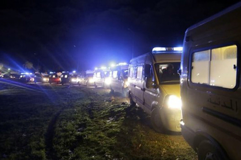 当地时间2月11日,阿尔及利亚一架载有军人及其家属的军用运输机坠毁,造成77人遇难。据阿尔及利亚国家电视台画面显示,飞机坠毁在该国东部的Ouled Gacem村附近,飞机残骸冒出黑烟。此前,军方消息人士对阿尔及利亚通讯社称机上103人全部遇难。但阿尔及利亚国防部称,此次飞机坠毁事故造成77人遇难。国防部称已经成立专门委员会调查事故原因。