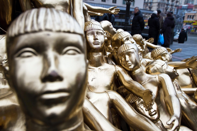 当地时间2月13日，乌克兰基辅，于2013年12月8日被砸毁的原列宁雕像被99尊金色人体模型取代。   NurPhoto/东方IC _乌克兰99尊“小金人”代替原列宁雕像