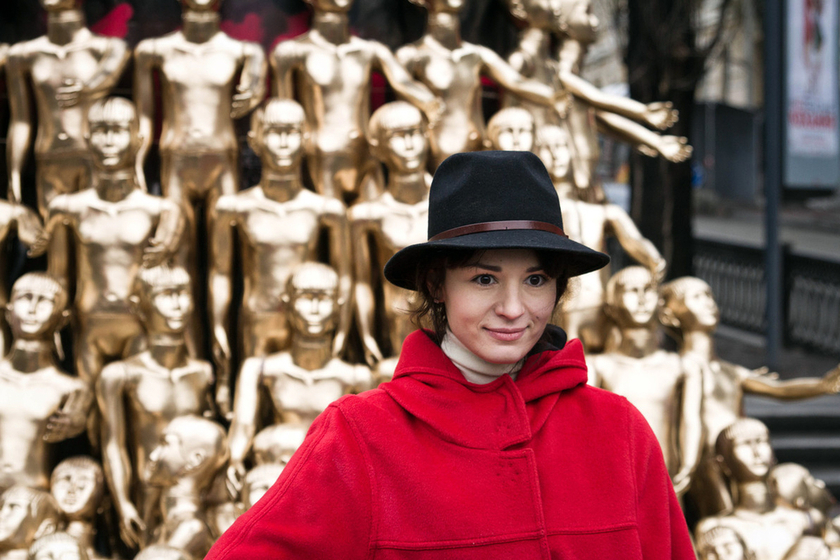 当地时间2月13日，乌克兰基辅，于2013年12月8日被砸毁的原列宁雕像被99尊金色人体模型取代。   NurPhoto/东方IC _乌克兰99尊“小金人”代替原列宁雕像