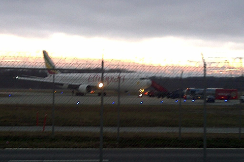 当地时间2月17日，瑞士日内瓦，被劫持的埃塞俄比亚飞机停靠在当地，劫持原定飞往罗马的埃塞俄比亚航空ET702号航班的嫌疑人已经被逮捕。据悉，劫机者是该航班的飞行员，此人劫机的目的是为了在瑞士寻求庇护。这架ET702号航班原本应于当地时间凌晨零时30分从埃塞尔比亚首都亚的斯亚贝巴起飞，当地时间凌晨4点40分抵达意大利罗马。在飞至苏丹上空时，该航班发出了劫机信号。    CFP