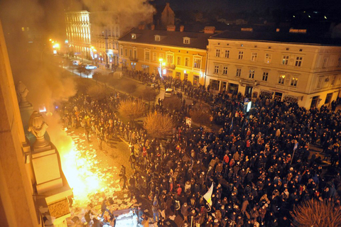 当地时间2月19日，乌克兰利沃夫，亲欧盟乌克兰反对派武装占领政府办公室，焚烧政府文件。媒体报道称，数百名武装分子抢占并损毁地方政府办公室。2月18日，乌克兰反政府示威骤然升级。几千名示威者前往议会大楼附近举行抗议，意图迫使议会通过决议，恢复2004年宪法。示威者与警方随即爆发激烈冲突，乌克兰的暴乱已经从首都基辅扩展到了其他城市。    CFP    