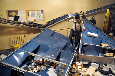 当地时间2月19日，乌克兰利沃夫，亲欧盟乌克兰反对派武装占领政府办公室，焚烧政府文件。媒体报道称，数百名武装分子抢占并损毁地方政府办公室。2月18日，乌克兰反政府示威骤然升级。几千名示威者前往议会大楼附近举行抗议，意图迫使议会通过决议，恢复2004年宪法。示威者与警方随即爆发激烈冲突，乌克兰的暴乱已经从首都基辅扩展到了其他城市。    CFP    