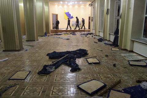 当地时间2月19日，乌克兰利沃夫，亲欧盟乌克兰反对派武装占领政府办公室，焚烧政府文件。媒体报道称，数百名武装分子抢占并损毁地方政府办公室。2月18日，乌克兰反政府示威骤然升级。几千名示威者前往议会大楼附近举行抗议，意图迫使议会通过决议，恢复2004年宪法。示威者与警方随即爆发激烈冲突，乌克兰的暴乱已经从首都基辅扩展到了其他城市。    CFP    