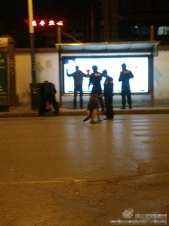 3月1日21时许，昆明火车站广场发生蒙面暴徒砍人事件。截至2日6时，已造成29人死亡、130余人受伤。图为被击毙的歹徒。