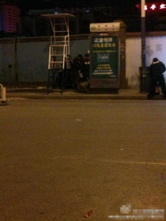 3月1日21时许，昆明火车站广场发生蒙面暴徒砍人事件。截至2日6时，已造成29人死亡、130余人受伤。图为被击毙的歹徒。