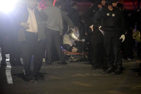 3月1日21时许，昆明火车站广场发生蒙面暴徒砍人事件。截至2日6时，已造成29人死亡、130余人受伤。图为被击毙的歹徒。