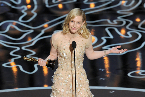 当地时间2014年3月2日，美国洛杉矶，第86届奥斯卡金像奖颁奖礼。《蓝色茉莉》的主演凯特·布兰切特获最佳女主角奖。