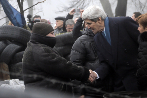 美国务卿带10亿美元"见面礼"赴基辅 表达支持