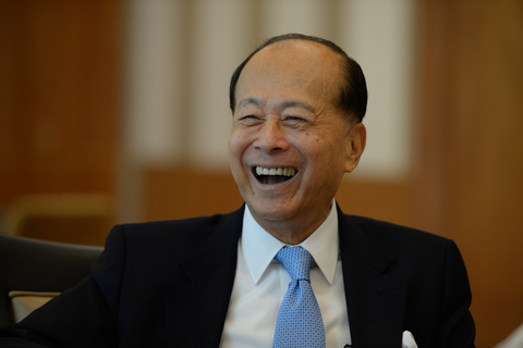 2013年岁尾，香港，李嘉诚在办公室接受财新记者专访。