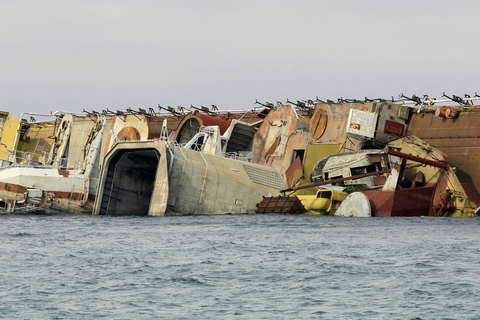 当地时间3月6日，乌克兰Myrnyi，俄罗斯海军凿沉已经退役的俄海军奥恰科夫号轻巡洋舰。下沉的船体将5艘乌克兰军舰堵在南海军总部内动弹不得。据悉，该俄罗斯军舰是于4日被拖至该处。  东方IC