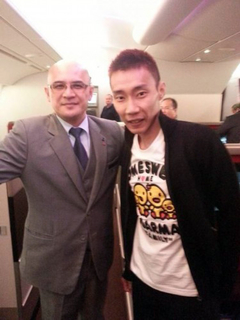 在失联的马航客机上，共有12名机组人员，马航员工纷纷在《脸书》换上‘PRAY for MH370’(为MH370客机祈祷)的相片，并制作一张12名失踪机组人员的图片，盼望他们能平安归来，另外也有许多留言为失踪客机人员祈祷，期望有奇迹出现。