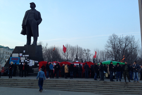 2014年3月15日，乌克兰顿涅茨克的列宁广场上，聚集着“亲俄派”的乌克兰人。  倪伟峰/财新记者