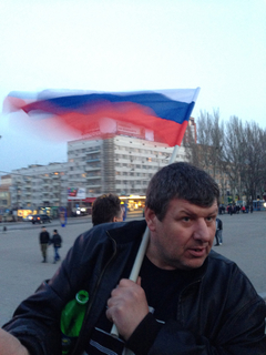 2014年3月15日，乌克兰顿涅茨克的列宁广场上，聚集着“亲俄派”的乌克兰人。 倪伟峰/财新记者