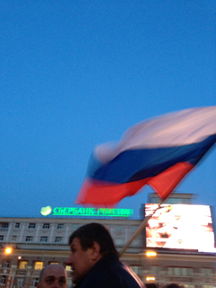 2014年3月15日，乌克兰顿涅茨克的列宁广场上，聚集着“亲俄派”的乌克兰人。 倪伟峰/财新记者