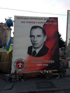 2014年3月13日，乌克兰基辅街头的斯捷潘·班杰拉画像。班杰拉在乌克兰西部被看作民族英雄，在东部却被很多人视为仇敌。 倪伟峰/财新记者