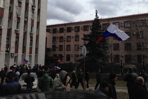 当地时间2014年3月16日，乌克兰克里米亚全民公投。东部城市顿涅茨克举行大规模的声援活动。 倪伟峰/财新记者