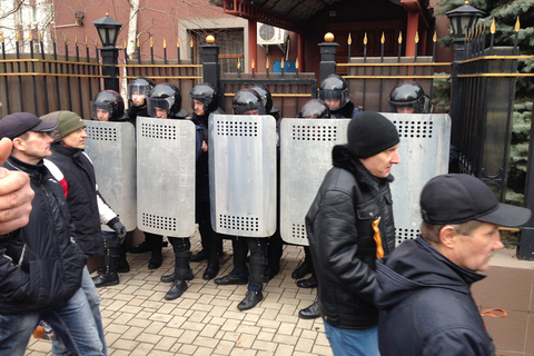 当地时间2014年3月16日，乌克兰克里米亚全民公投。东部城市顿涅茨克举行大规模的声援活动。 倪伟峰/财新记者