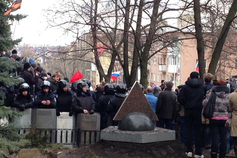 当地时间2014年3月16日，乌克兰克里米亚全民公投。东部城市顿涅茨克举行大规模的声援活动。 倪伟峰/财新记者