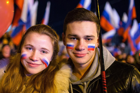 当地时间2014年3月16日，乌克兰多地亲俄罗斯民众举行庆祝活动。