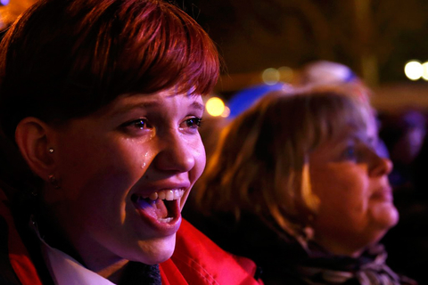 当地时间2014年3月16日，乌克兰多地亲俄罗斯民众举行庆祝活动。