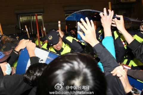 3月23日晚7时40分许，台湾反服贸团体2000多人攻占“行政院”，占据广场及建筑物，部分民众闯入院内。24日零点20分左右，台湾“内政部警政署”集结数千名警力展开强制驱离行动。现场爆发推挤，场面混乱。警方已逮捕23名示威者。